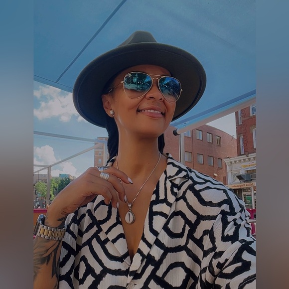 Meet your Posher, Liliana - Picture 1 of 1